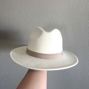 White and tan Mooloola brand felt hat!